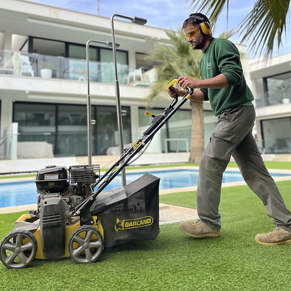 limpiador de cesped artificial jardineros perez gardens limpiando cesped artificial de polvo jardineros profesionales